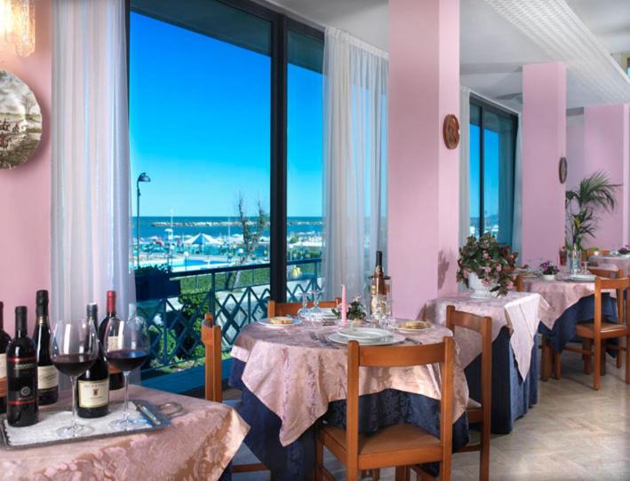 Hotel Diplomatic Bellaria-Igea Marina Exterior foto